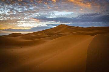 sunrise over sand dunes of erg chebbi, merzouga, morocco, desert, north africa, sahara - obrazy, fototapety, plakaty