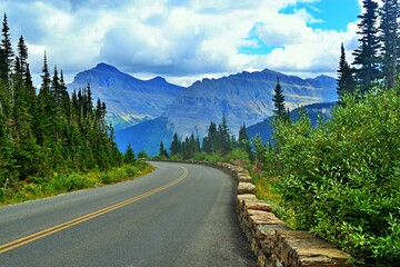 Obraz premium Going-to-the-sun road in Glacier National Park