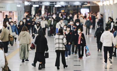 Crowd of people wearing masks walking to work in Osaka, JAPAN (大阪の雑踏) - obrazy, fototapety, plakaty