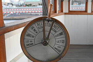 船に搭載された指示器　「stop」表示