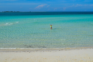 Fototapeta na wymiar playa celeste cielo azul caribe paraiso