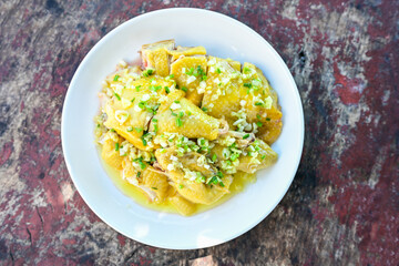 One-dish Cantonese Steamed Scallion Chicken