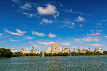 Fototapeta premium Sunny view of Jacqueline Kennedy Onassis Reservoir in Central Park