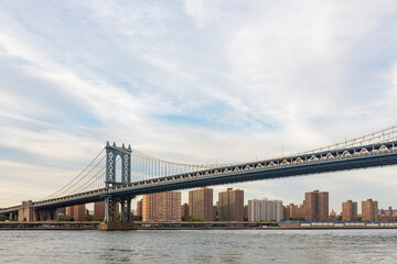 Fototapeta na wymiar Sunset afterglow of the Manhattan Bridge and New York City skyline