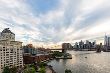 Fototapeta na wymiar Sunset afterglow of the Brooklyn Bridge and New York City skyline
