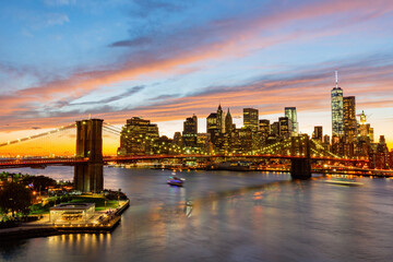 Fototapeta premium Sunset afterglow of the Brooklyn Bridge and New York City skyline
