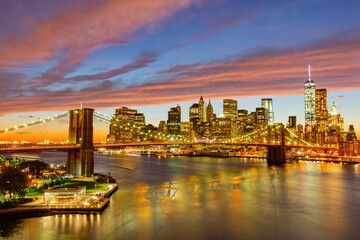 Fototapeta na wymiar Sunset afterglow of the Brooklyn Bridge and New York City skyline