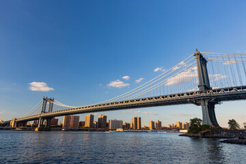 Fototapeta na wymiar Sunset of the Manhattan Bridge and New York City skyline