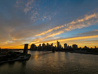 Obraz premium Sunset afterglow of the Brooklyn Bridge and New York City skyline