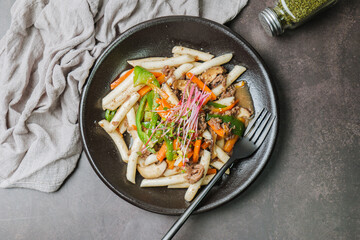 검gungjungtteokbokki, Korean style Royal Stir-fried Rice Cake : Long cylinder-shaped tteok (garaetteok) cut into pieces and stir-fried with beef, shitakeGungjungtteokbokki mushrooms, onion, and carrots
