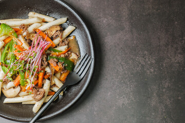 검gungjungtteokbokki, Korean style Royal Stir-fried Rice Cake : Long cylinder-shaped tteok (garaetteok) cut into pieces and stir-fried with beef, shitakeGungjungtteokbokki mushrooms, onion, and carrots