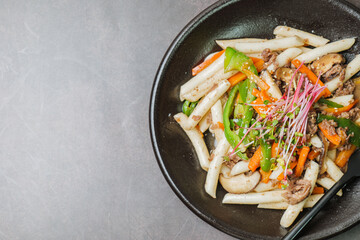 검gungjungtteokbokki, Korean style Royal Stir-fried Rice Cake : Long cylinder-shaped tteok (garaetteok) cut into pieces and stir-fried with beef, shitakeGungjungtteokbokki mushrooms, onion, and carrots