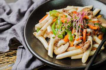 검gungjungtteokbokki, Korean style Royal Stir-fried Rice Cake : Long cylinder-shaped tteok (garaetteok) cut into pieces and stir-fried with beef, shitakeGungjungtteokbokki mushrooms, onion, and carrots
