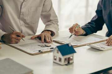 real estate agents negotiate Discuss the terms of the interest rate agreement for the purchase of a home in installments. and ask customers to sign a contract