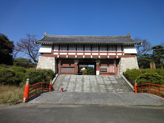 青空の下の城門