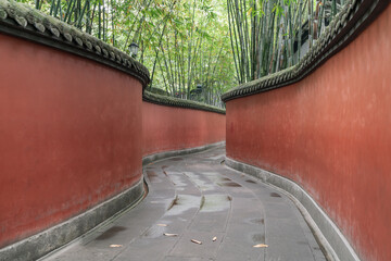 中華風の赤い壁で囲まれた通路
