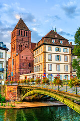 Fototapeta na wymiar Saint Thomas church and bridge across the Ill in Strasbourg, France