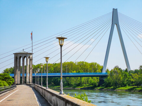 Fototapeta View from the dike of the city of Neuwied to the bridge across the river Rhine and the gauge tower