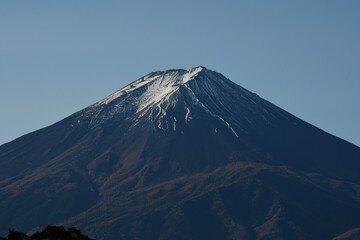 朝陽を浴びる晩秋の富士山