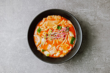 eolkeunkalguksu, Korean Spicy Noodle Soup : A spicy noodle dish made by boiling knife-cut noodles in hot anchovy broth seasoned with gochujang (red chili paste) and red chili powder.