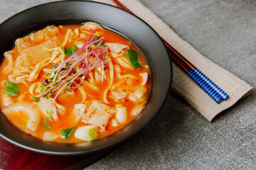 eolkeunkalguksu, Korean Spicy Noodle Soup : A spicy noodle dish made by boiling knife-cut noodles in hot anchovy broth seasoned with gochujang (red chili paste) and red chili powder.