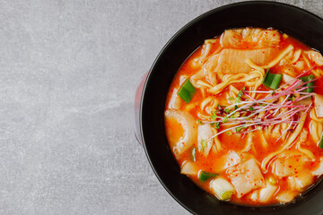eolkeunkalguksu, Korean Spicy Noodle Soup : A spicy noodle dish made by boiling knife-cut noodles in hot anchovy broth seasoned with gochujang (red chili paste) and red chili powder.