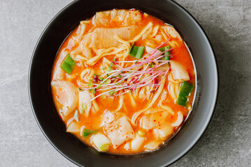 eolkeunkalguksu, Korean Spicy Noodle Soup : A spicy noodle dish made by boiling knife-cut noodles in hot anchovy broth seasoned with gochujang (red chili paste) and red chili powder.