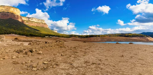 Foto op Canvas Panoramic view of the Sau reservoir and the Tavertet cliffs during the autumn drought of 2022, with the reservoir at 18%. Catalonia, Spain © Jordi
