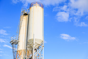 青空と巨大タンク（コピースペース付き）