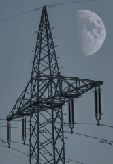 Nahaufnahme eines Strommasten vor einem detailliert dargestellten Mond im Hintergrund