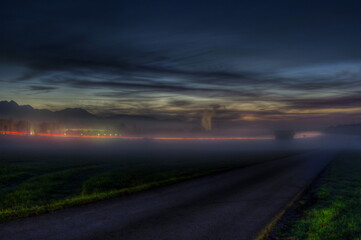 Aufziehender Nebel an der Autobahn bei Sonnenuntergang