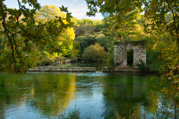 Die Vaucluse bei Fontaine de Vaucluse in der Provence - obrazy, fototapety, plakaty