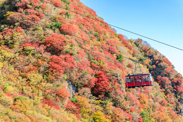 秋の雲仙岳とロープウェイ　長崎県雲仙市　Mt.Unzendake in autumn and ropeway. Nagasaki Prefecture Unzen city.	