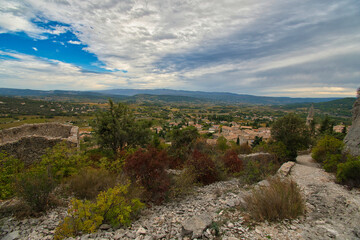 Pittoreskes Saint-Saturnin-les-Apt im Luberon in Südfrankreich