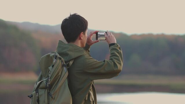 スマートフォンで写真を撮る日本人の男性