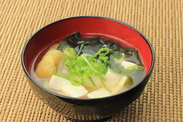 豆腐・ワカメ・油揚げ・ネギの味噌汁
