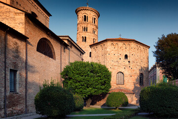 Ravenna.Battistero Neoniano (o degli Ortodossi) con campanile
