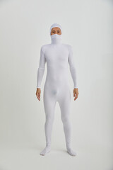 白い全身タイツの男性