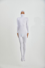 白い全身タイツの男性