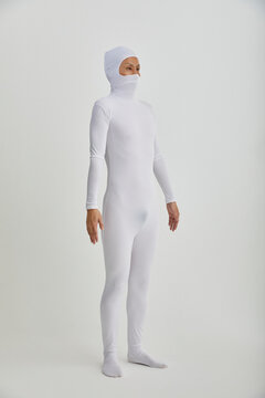白い全身タイツの男性