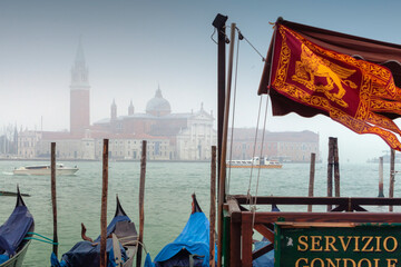 Venezia. Stazione di vaporetto con Bandiera con leone di San Marco - obrazy, fototapety, plakaty