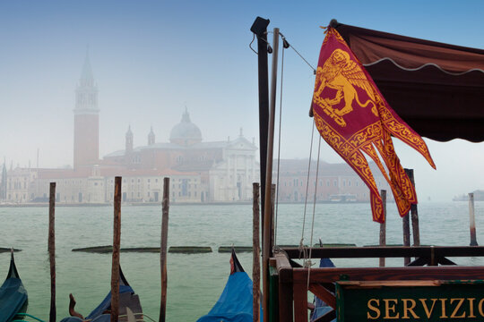 Venezia. Stazione di vaporetto con Bandiera con leone di San Marco
