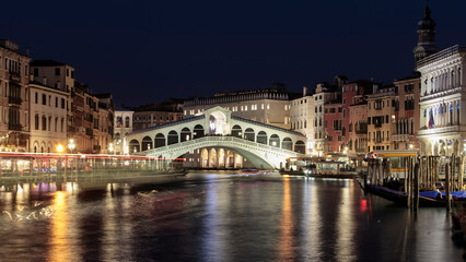 Fototapeta na wymiar Venezia. Ponte di Rialto di notte