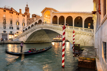 Venezia. Ponte di Rialto con gondola all' alba
