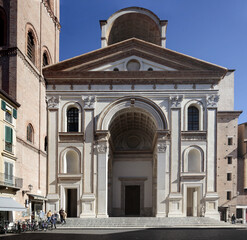 Fototapeta na wymiar Mantova. Facciata della Basilica di Sant'Andrea 