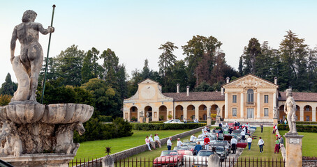Maser, Treviso. Villa Barbaro. fontana di Nettuno verso la Villa con manifestazione turistica - obrazy, fototapety, plakaty