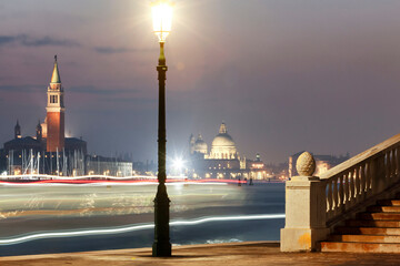 Venezia. Bacino di San Marco con monumenti , lampione e scie luminose di vaporetto 