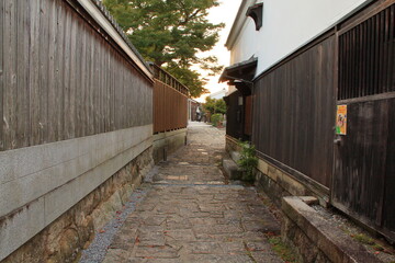 夕暮れの観光地の裏路地