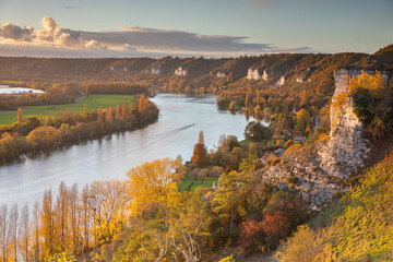 Les falaises en saisons d'automne en bord de Seine en Normandie . - 547638633