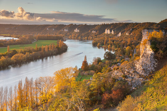 Les falaises en saisons d'automne en bord de Seine en Normandie .